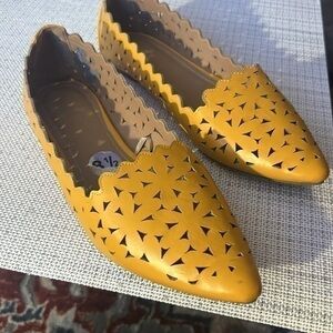 REPORT FLATS SZ 8.5, not new , see photos